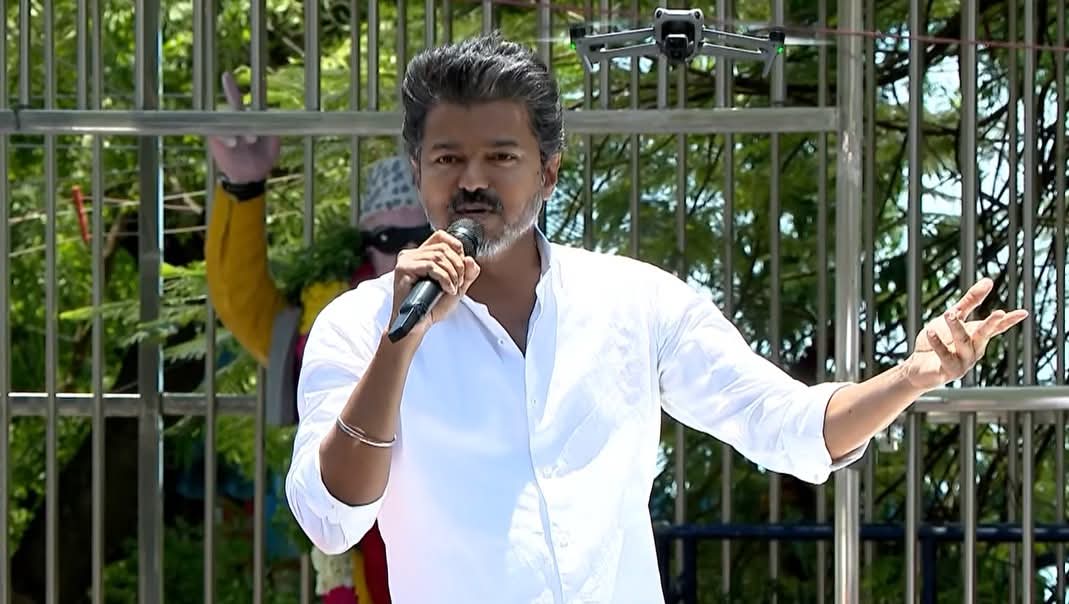 dalits_warrior's tweet photo. தவெகவின் வெற்றியை எதிர்பார்க்காத பலரும் ஏதோ உலகமே இருண்டு விட்டதாக பயம் காட்டுகிறார்கள்.  ‘நடிகனின் பின்னால் திரள்வதா?’ என்ற கேள்வியைத் தொடர்ந்து கேட்கிறார்கள்.  இதே மாதிரியான பதட்டத்தை எம்ஜியார், ஜெயலலிதா வெற்றி பெற்ற போதும் நான் பார்த்திருக்கிறேன்.

திமுக வெற்றி பெற்றால் தமிழன் என்று சொல்வதற்கு மரியாதையாக இருக்கிறது என்றும், விஜய்யின் வெற்றி அவமானம் என்றும் சொல்வதை விட பெரிய மூடத்தனம் எதுவுமில்லை. இதே நபர்கள், ஒரு தலித்தை முதலமைச்சராகக் கற்பனை செய்வதைக் கூட அவமானமாக நினைப்பார்கள் என்பதே உண்மை. அதே நேரம், ஒரே குடும்பத்திற்கு விசுவாசமாக இருப்பதில் இவர்களுக்கு எந்தப் பிரச்சினையும் இல்லை என்பது இன்னொரு பக்க உண்மை.  

மக்களாட்சியில் வெற்றி பெற்றவரை நினைத்து மகிழ்வதற்கும் வருந்துவதற்கும் என்ன இருக்கிறது என்று தெரியவில்லை.  அவரது செயல்களை நினைத்து தான் வருந்துவதா மகிழ்வதா என்று முடிவு செய்ய வேண்டும்.   இந்த நேரம் பெரியார் தேர்தலையும் அதில் வெற்றி பெற்றவர்களையும் எவ்வாறு எதிர் கொண்டார் என்பதையே நான் குறிப்பிட விரும்புகிறேன்.  திமுக தோற்க வேண்டும் என்று பிரச்சாரமே செய்திருந்த பெரியார், அக்கட்சி வெற்றி பெற்றதும், மிக இயல்பாக அவர்களுக்கு வாழ்த்துகள் சொன்னார்; திராவிடக் கொள்கைகளை நடைமுறைப்படுத்துங்கள் என்று கேட்டுக் கொண்டார்.  இது தான் ஜனநாயக அரசியலை புத்திபூர்வமாய் எதிர்கொள்ள வேண்டிய முறை. 

தவெக ஆட்சி அமைக்கிறது என்றால், அவர்கள் நல்லாட்சியை வழங்குவதற்கான வழிமுறைகளைச் சொல்வதும் காட்டுவதுமே இன்றைக்கு இருக்கிற பணி.  அதை விட்டு விட்டு, அவமானம், ஆதரிக்கக்கூடாது என்றெல்லாம் புலம்புவது சிறுபிள்ளைத்தனம்.
-
எழுத்தாளர் டி.தருமராஜ் அவர்கள்