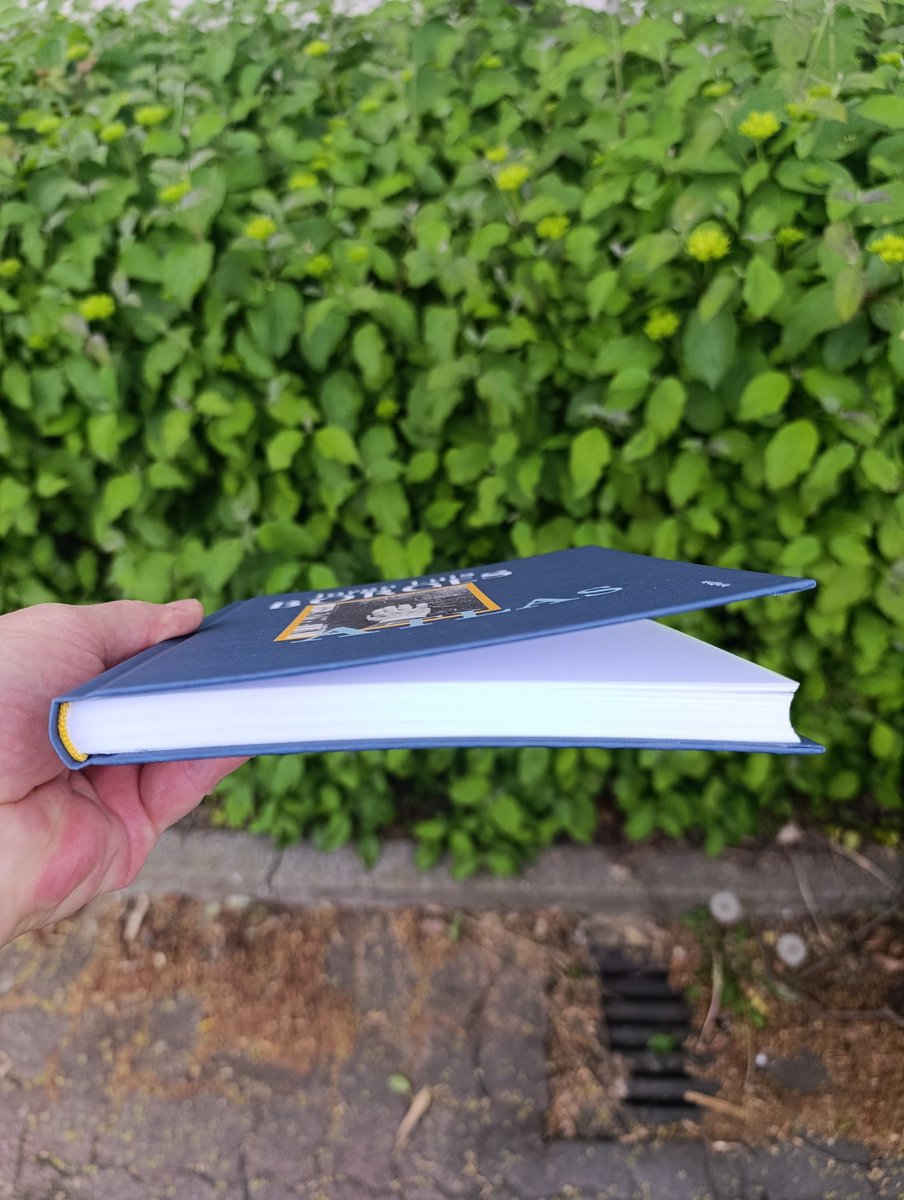 rautenklause's tweet photo. Das remittierte Exemplar des Atlas aus der Feder #Borges beim Buchhändler abgeholt. Selbe schlechte Bindung - da scheint die gesamte Bindequote futsch zu sein ... ich werde mal direkt an #Kampa schreiben und fragen, ob denen das bekannt ist ... mehr als ärgerlich! https://t.co/cD3Xg0dEka