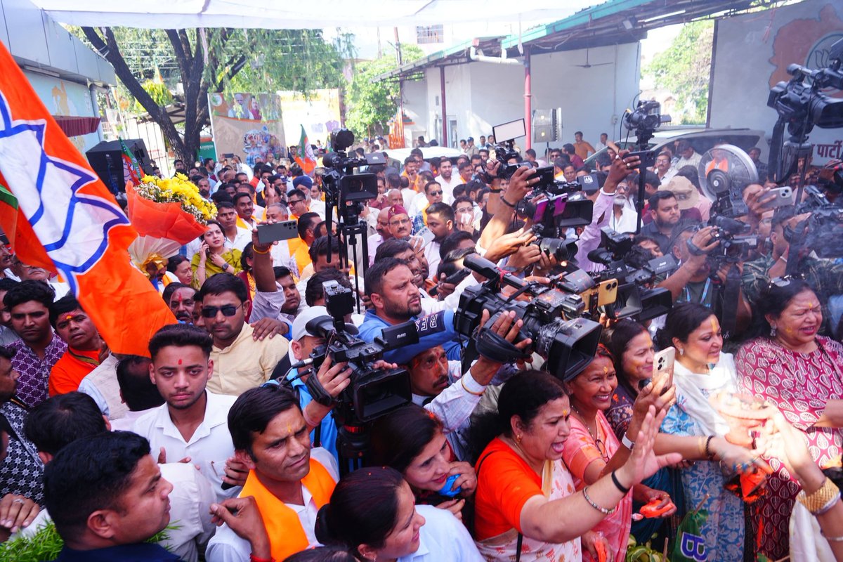 pushkardhami's tweet photo. आज भाजपा केवल एक राजनीतिक दल नहीं, बल्कि एक विचारधारा के रूप में देश के करोड़ों लोगों की आशाओं और आकांक्षाओं का प्रतिनिधित्व कर रही है। जहाँ सुशासन, सुरक्षा और समृद्धि को समान महत्व दिया जाता है, और ‘सबका साथ, सबका विकास, सबका विश्वास’ का मंत्र व्यवहार में दिखाई देता है।

इस अवसर पर माननीय राज्य सभा सांसद एवं प्रदेश अध्यक्ष श्री @mahendrabhatbjp जी, श्री @bjpnareshbansal जी, माननीय पूर्व मुख्यमंत्री @DrRPNishank जी, माननीय कैबिनेट मंत्री श्री @KhajanDassBJP जी, माननीय विधायक श्रीमती सविता कपूर जी, माननीय संगठन महामंत्री श्री @ajaeybjp जी उपस्थित रहे।