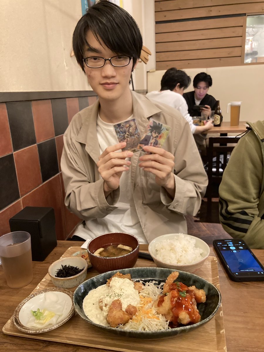 しみ tweet media