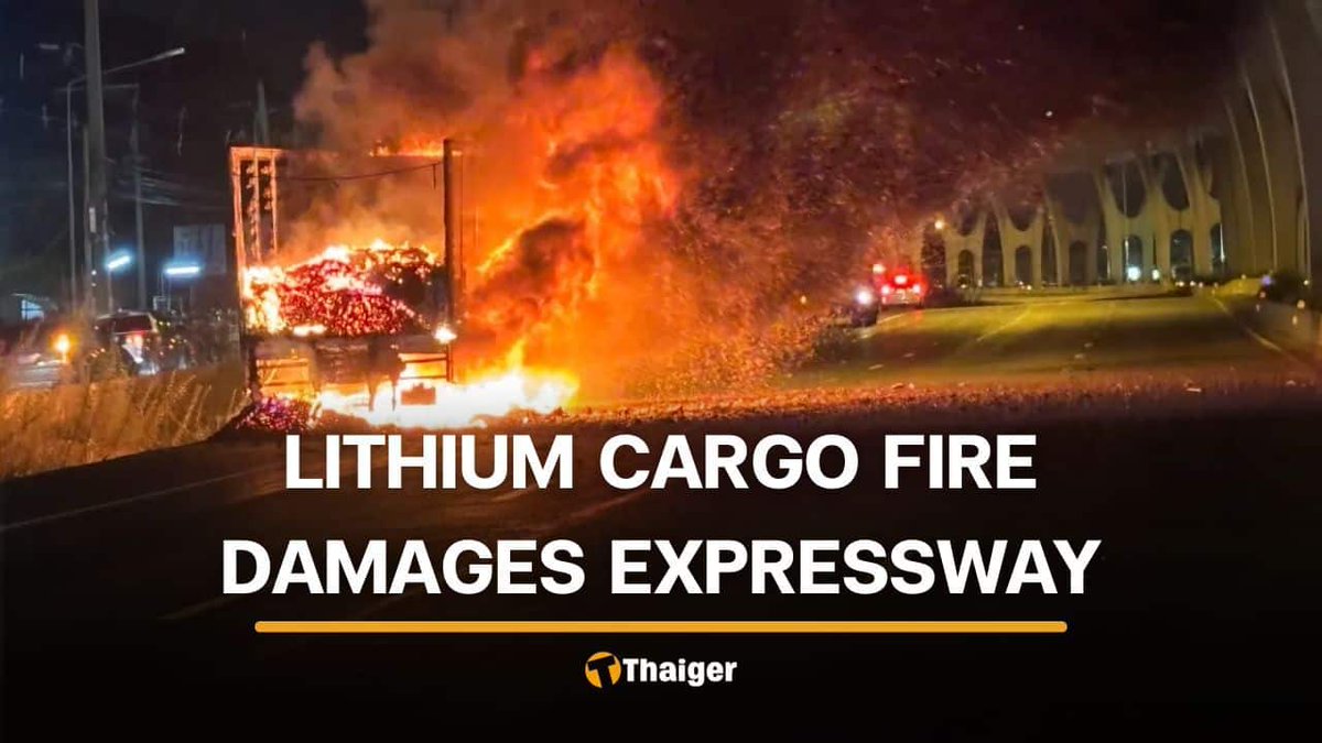 ThaigerNews's tweet image. A truck carrying lithium batteries caught fire on Bangna-Trat Road in Chachoengsao, sending flames high enough to damage the expressway above. Roads were closed for safety while engineers checked the structure. #Thailand #Chachoengsao #Fire #BangnaTrat