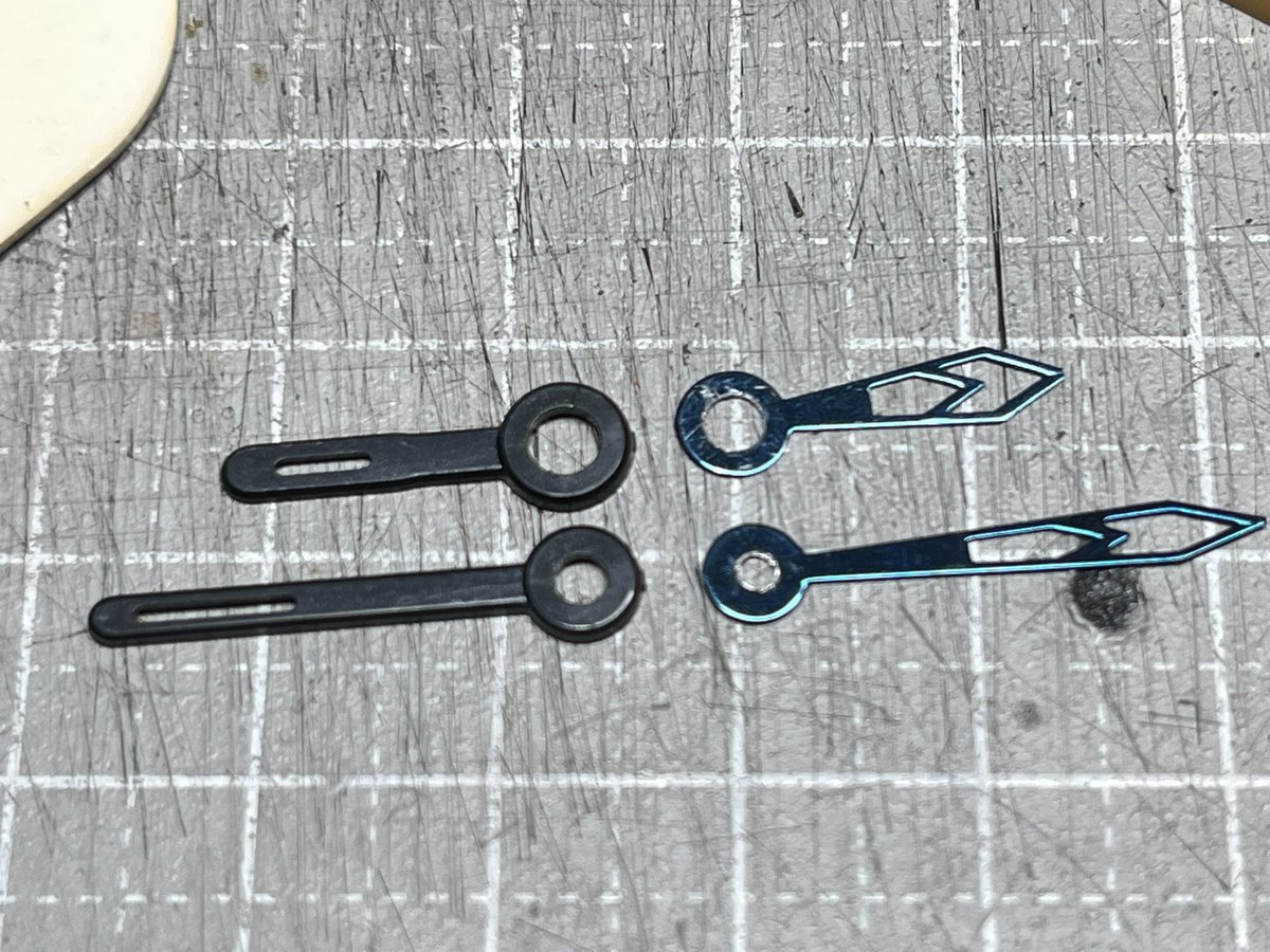cryve's tweet photo. 長短針はソ連製のものを以前から流用してますが今回は軸のサイズが大きくなるので中の円形を拡大しないといけない。
薄い金属でできているのでヤスリを使って徐々に広げて、新しいムーブメントの軸に合うように削って行きます https://t.co/Afx8EEMl2V