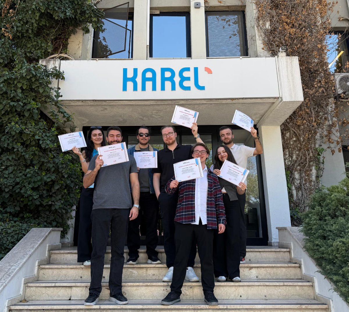 Karel tweet media
