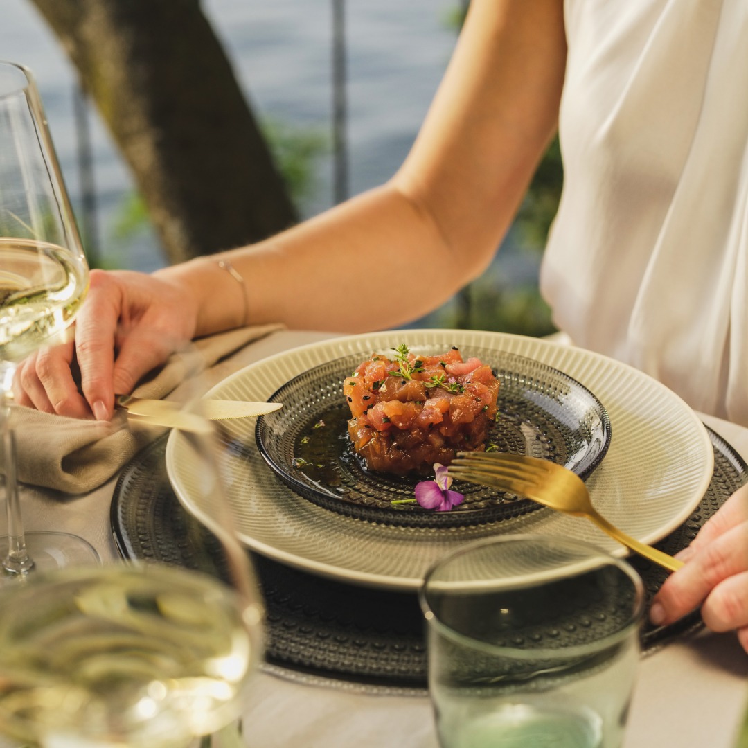 SloveniaInfo's tweet photo. Ma façon d'explorer les saveurs. Déguster des plats slovènes, frais et de saison, où chaque bouchée raconte une histoire de tradition, de nature et de passion. 🥕