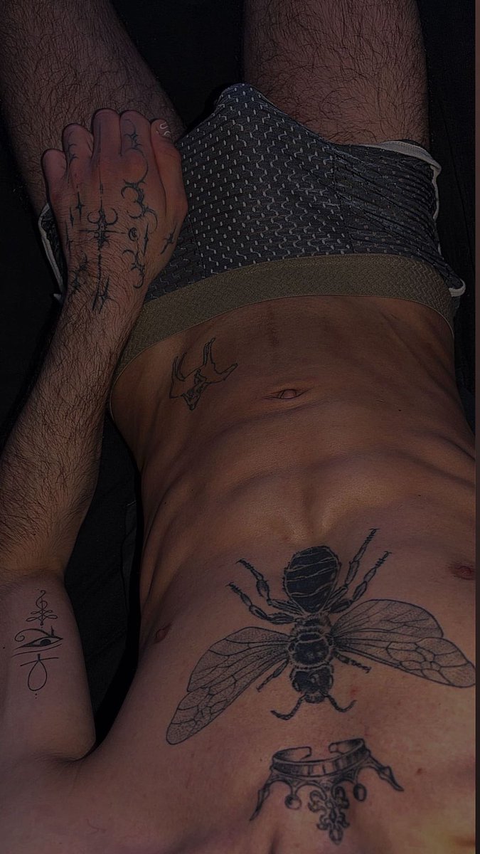 dexexplicit's tweet photo. Bzzz bitch. https://t.co/JqQN0o4LRy
