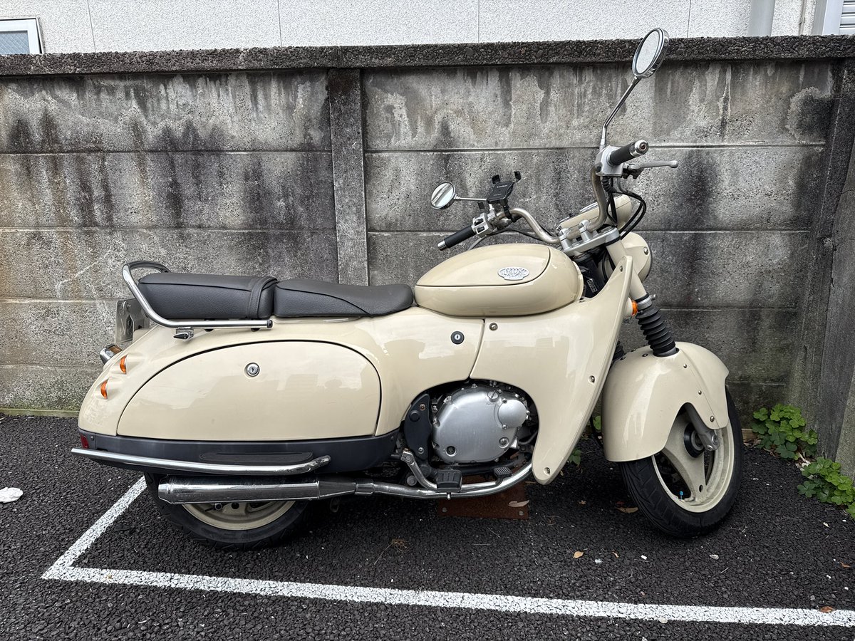 BENKMAN1985's tweet photo. ここ3日で300kmくらい走行。#SW1 の楽なポジションと広めのシートは長距離も快適。

しかしながら高速での適切な速度キープは結構苦しい😵‍💫
ブレーキ性能と併せて、高速はあんまり乗りたく無いってのが個人的な感想。

時短出来なくても下道で快適に走りたい😌

#バイク好きと繋がりたい
#SUZUKI
#鈴菌 https://t.co/zlePSnNrHX