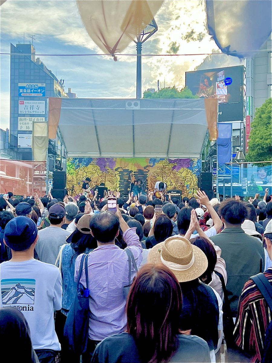 y_owokami's tweet photo. 後ろまでお客さんいっぱいKILLERBONZE！

 #吉祥寺音楽祭 https://t.co/cASCJHZx6a