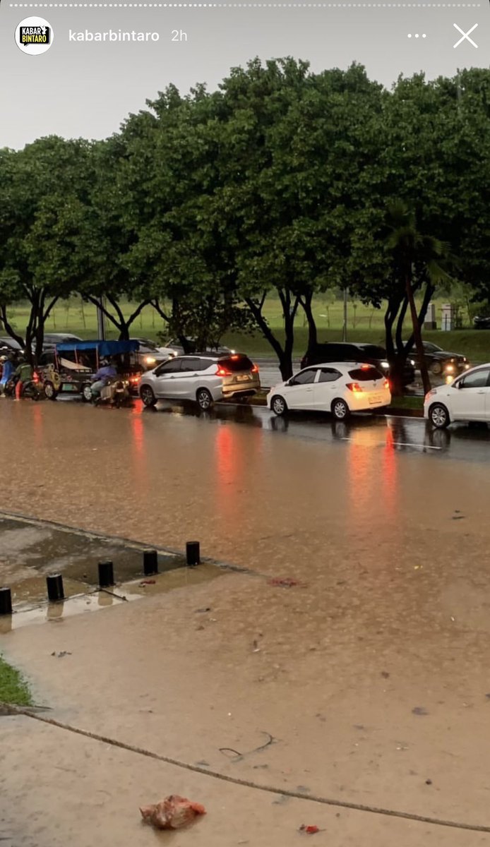 nocturnalcutie's tweet photo. full banjir bgt bintaro, perumahan orkay  menteng &amp; sekbil juga jadi danau🌊

source: kabarbintaro on instagram https://t.co/e7FF4yONSb