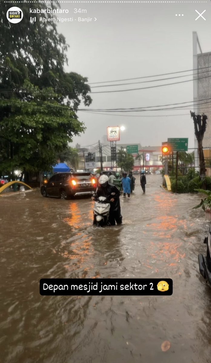 nocturnalcutie's tweet photo. full banjir bgt bintaro, perumahan orkay  menteng &amp; sekbil juga jadi danau🌊

source: kabarbintaro on instagram https://t.co/e7FF4yONSb