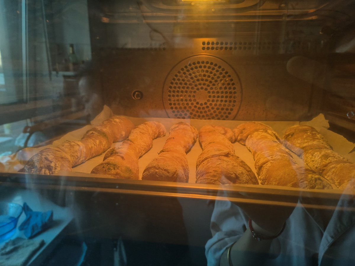 dellaJRY's tweet image. Pesto Ciabatta Twists. 🥖✨ My very first attempt! Love the swirl and that golden crust.
​#Homemade #Bread #Pesto #BakingDay