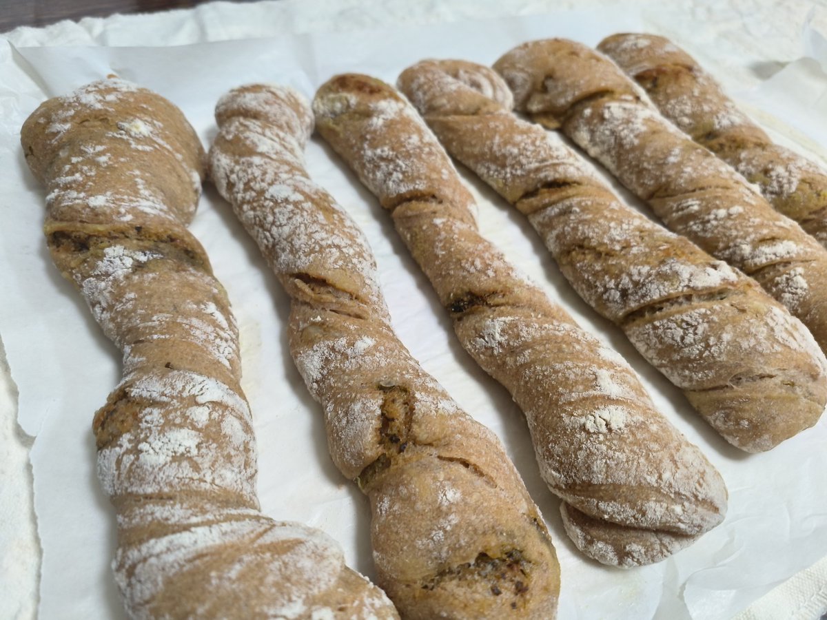 dellaJRY's tweet image. Pesto Ciabatta Twists. 🥖✨ My very first attempt! Love the swirl and that golden crust.
​#Homemade #Bread #Pesto #BakingDay