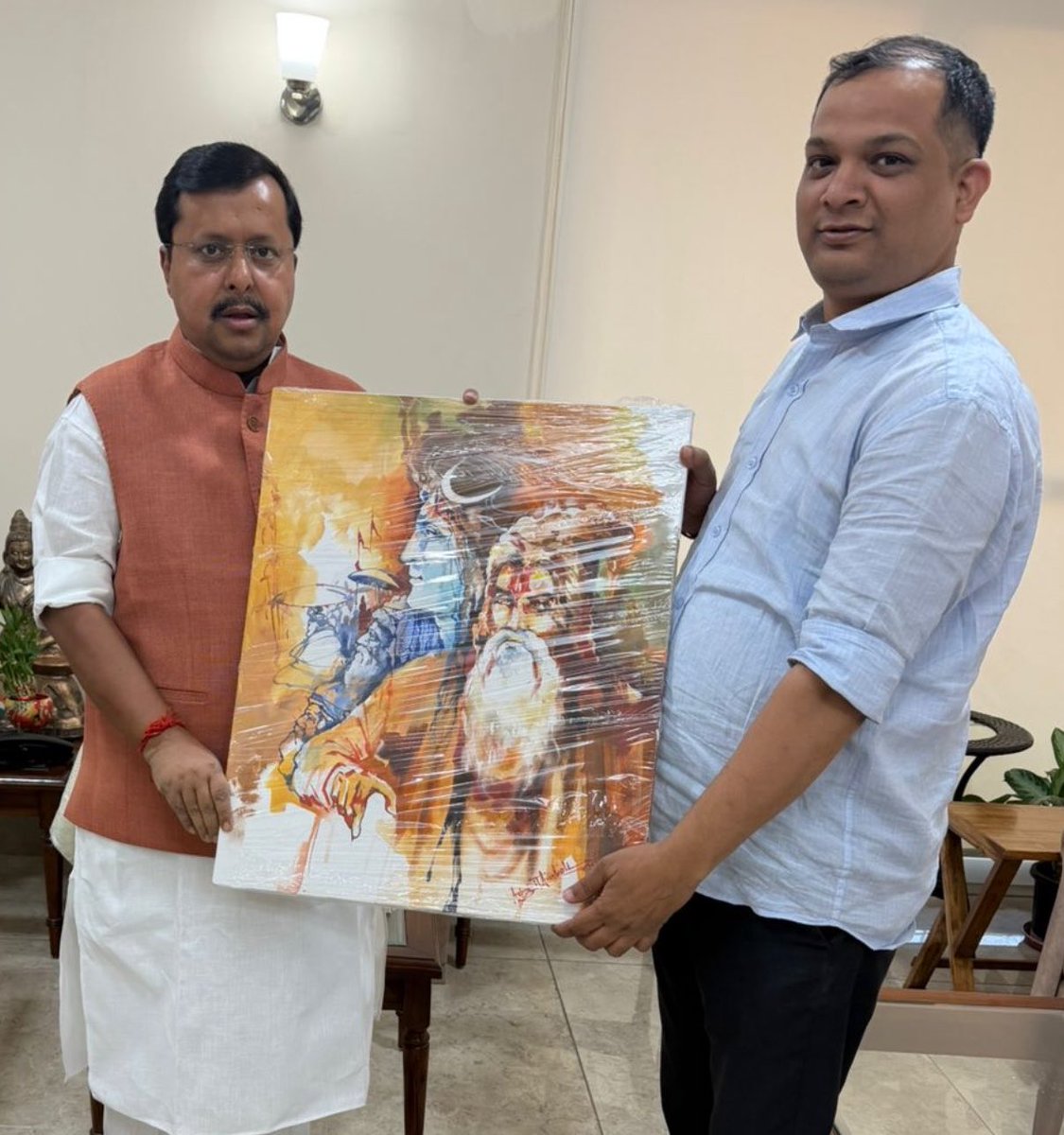 swadesh171's tweet photo. बंगाल का सन्यासी, साधु और सज्जन समाज जब जागृत होता है तो परिवर्तन अवश्य होता है। 

700 साल बाद बंगाल की सत्ता पर एक ऐसा व्यक्ति आयेगा जिसे हिंदू होने पर गर्व होगा और जो हज़ारों  साल पुरानी गौरवशाली भारतीय सभ्यता की निरंतरता में आस्था रखता होगा। 

बंगाल विजय की अनंत ��ुभकामनाएँ। https://t.co/KvX3jqfTCm