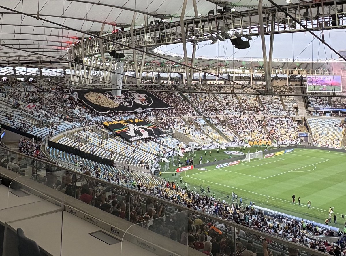 nego fica zoando a torcida vascaina, mas se juntar as duas fotos deles nos clássicos desse ano, dá praticamente uma sul lotada.

Tem que respeitar a mais leal! 💢