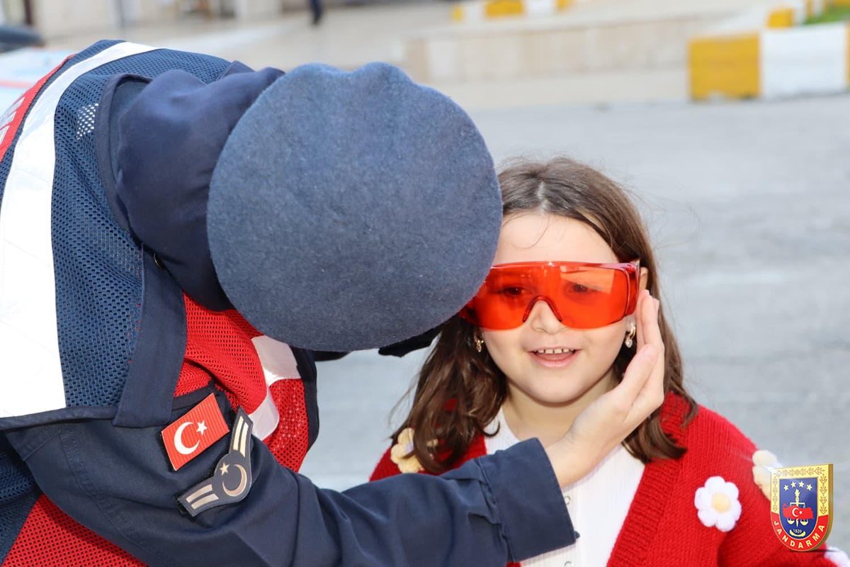 Güvenle büyüyen çocuklar, güçlü yarınların teminatıdır.🇹🇷

Daima çocuklarımızın yanındayız👧🏻🌸👦🏻

📍Burdur

#Jandarma
#JandarmaAsayiş