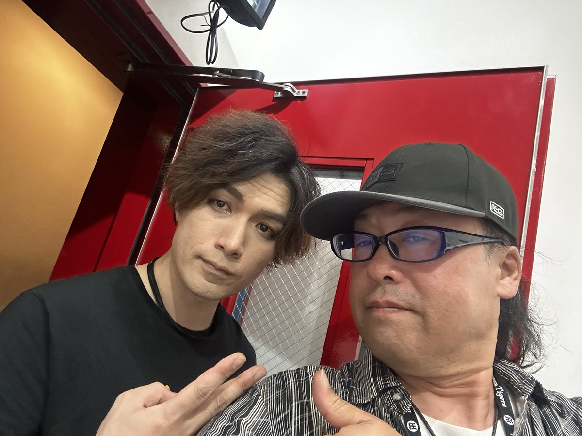 本日はTHE UNCROWNEDさんのライブへお邪魔しました。

正直…

CDで聴くより100万倍良かったです👍

そしてtsuiさんと共に…

今回サポートの秀樹君、お疲れ様でした✨

そしてHibikiパイセン、大変勉強になりました🙏

ありがとうございました😊