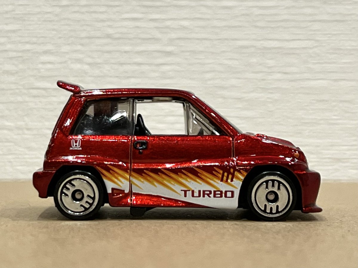 nyanko_2000's tweet photo. 旅の収穫。ホットウィール「85 HONDA CITY TURBO II」

発売された時は手に入らなかったブルドッグ、旅先で出会えました。

ULTRA HOTSというシリーズで美しい艶々ボディにファイヤーパターンが入ってます。

熱い走りを予感させるカラーリングです。 https://t.co/PfHMwkJYFg
