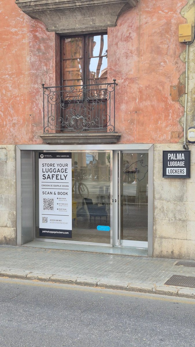 Trenta anys va ser una botiga de roba i ara és una consigna per a les maletes dels turistes.