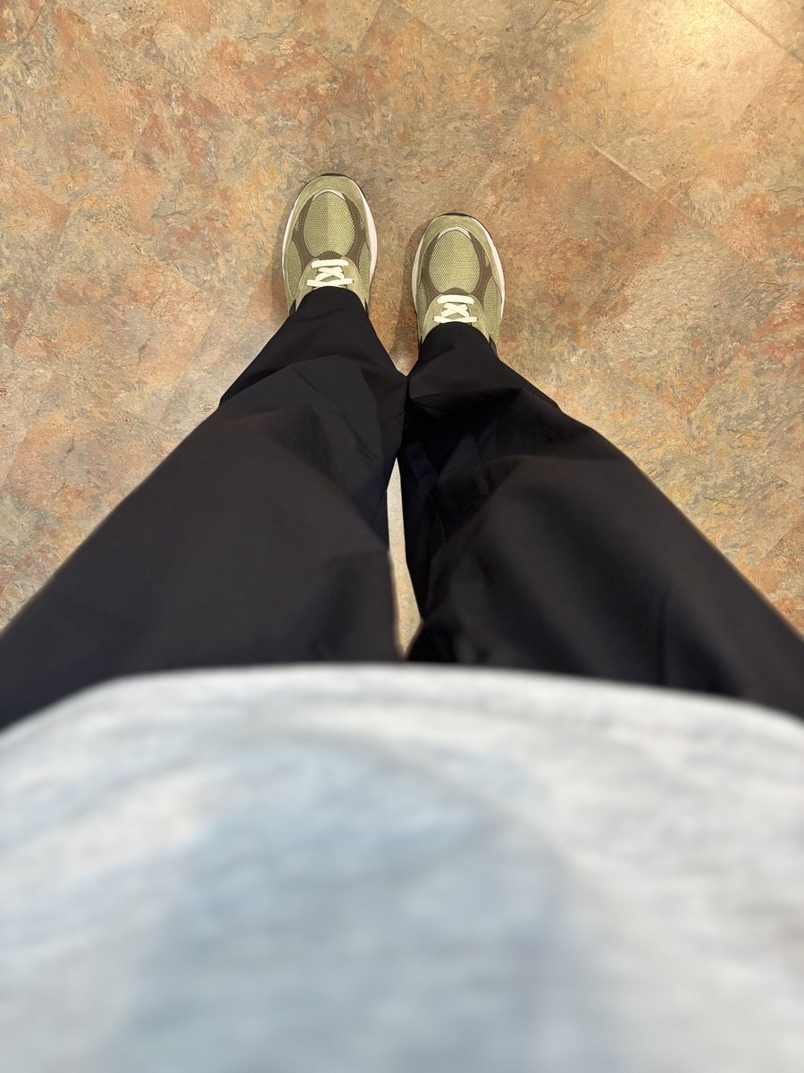 Moonman989's tweet image. #kotd #yoursneakersaredope @newbalance @jjjjound Happy Monday! Have a great day, be kind and be safe!! ✌🏻💚🖤