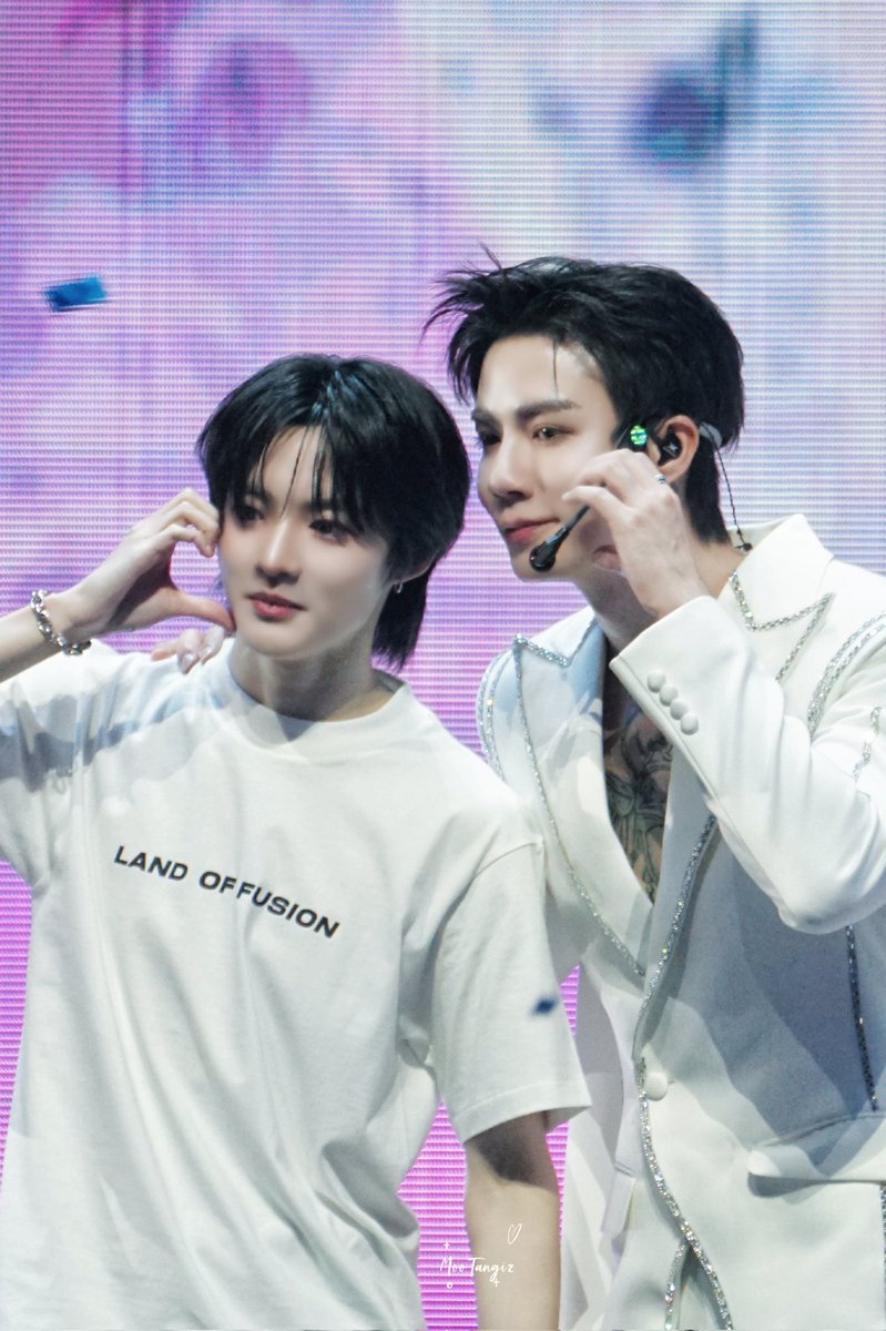 พึกพึกกะรีออน น่ารักมาก พี่ซีนี่สมมงประธานค่ายมากนะ เวลคัมและเชียร์อัพน้องๆเจนใหม่เสมอ

#DMDLAND3DAY2
#ZEEPRUK
#REEON