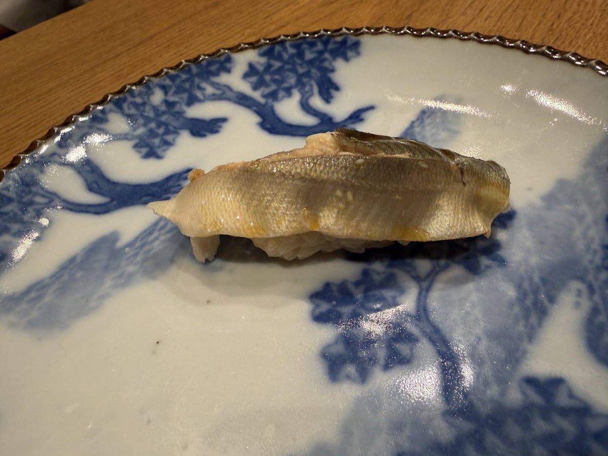 arareism's tweet photo. 虎ノ門ヒルズの山治は手軽に美味しいおスシ食べれるから好き。 https://t.co/5cAxEmCd8O