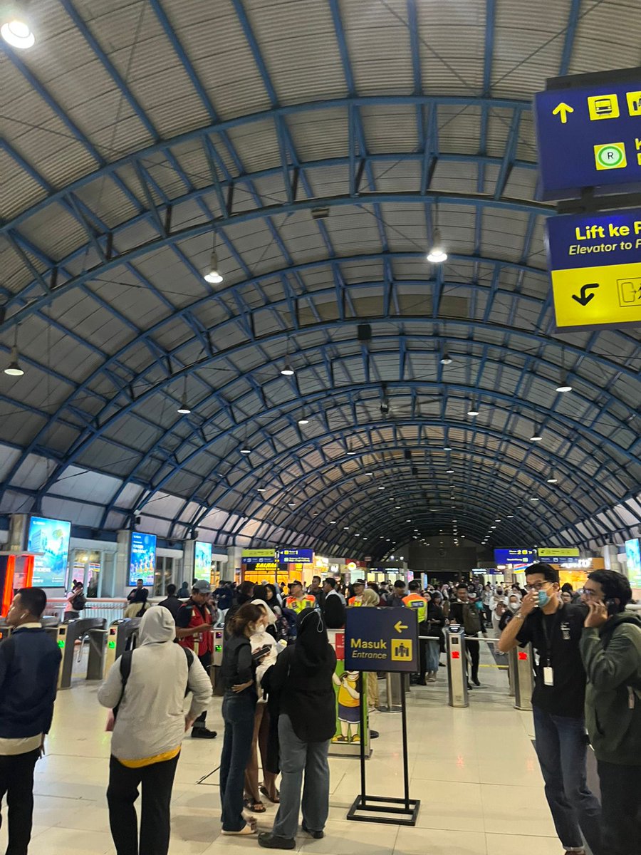 hariankompas's tweet image. Kondisi Stasiun Palmerah pukul 19.15.
Terjadi penumpukkan penumpang imbas gangguan perjalanan KRL rute green line.

Baca beritanya di sini:
kompas.id/artikel/ganggu…

📸Litbang Kompas/Putri Arum Sari

#GangguanKRL #GreenLine #Metropolitan #AdadiKompas