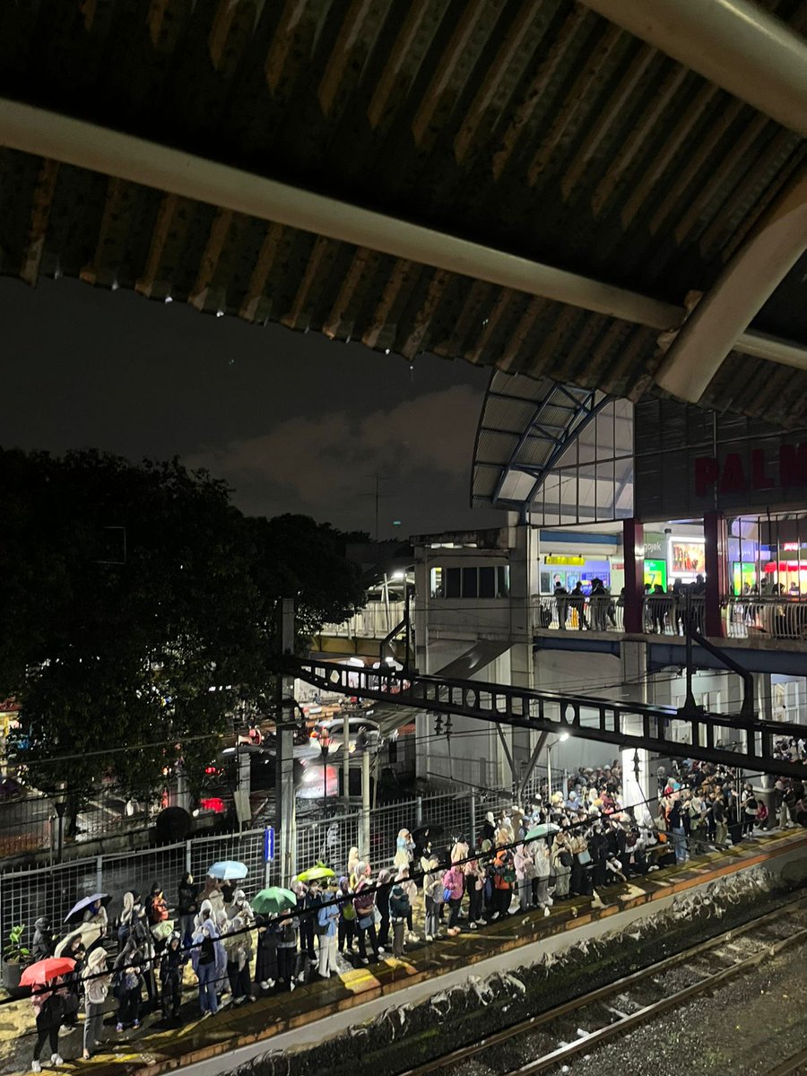 hariankompas's tweet image. Kondisi Stasiun Palmerah pukul 19.15.
Terjadi penumpukkan penumpang imbas gangguan perjalanan KRL rute green line.

Baca beritanya di sini:
kompas.id/artikel/ganggu…

📸Litbang Kompas/Putri Arum Sari

#GangguanKRL #GreenLine #Metropolitan #AdadiKompas
