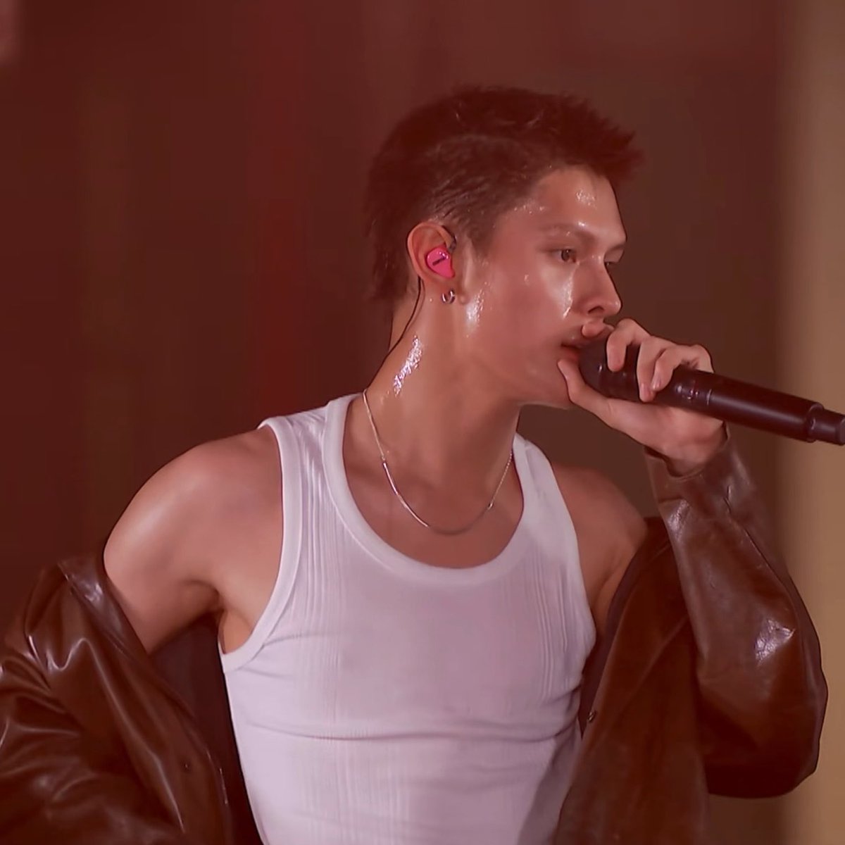 zhaoyufinesheyt's tweet photo. THIS JAMES LOOK IS SO DEADLY https://t.co/xG7QgBlRte