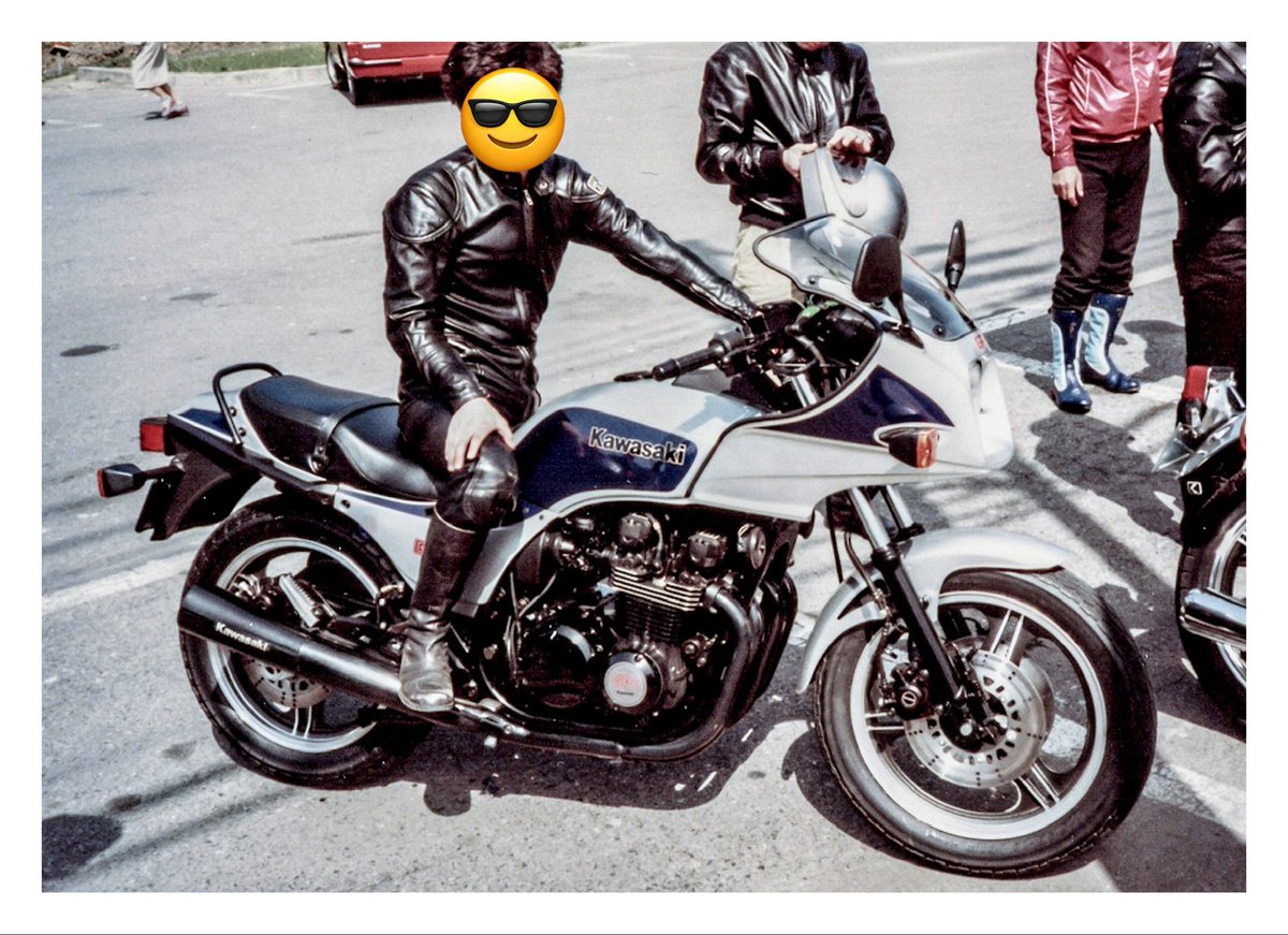 924Kayama's tweet photo. 😎PRO SHOP TaKaI😎
初期型RZ250が出てすぐに買って
ほぼ同時にTaKaIのツナギも購入
RZが発売になったのが1980年
46年も前のツナギで、これから
着る事は絶対無いけど保管はしている😊
寒い日も暑い日もこれを着て暇があれば走っていた😎
元気だったなぁ

#バイク #昔の写真 https://t.co/kGOu04yWqb