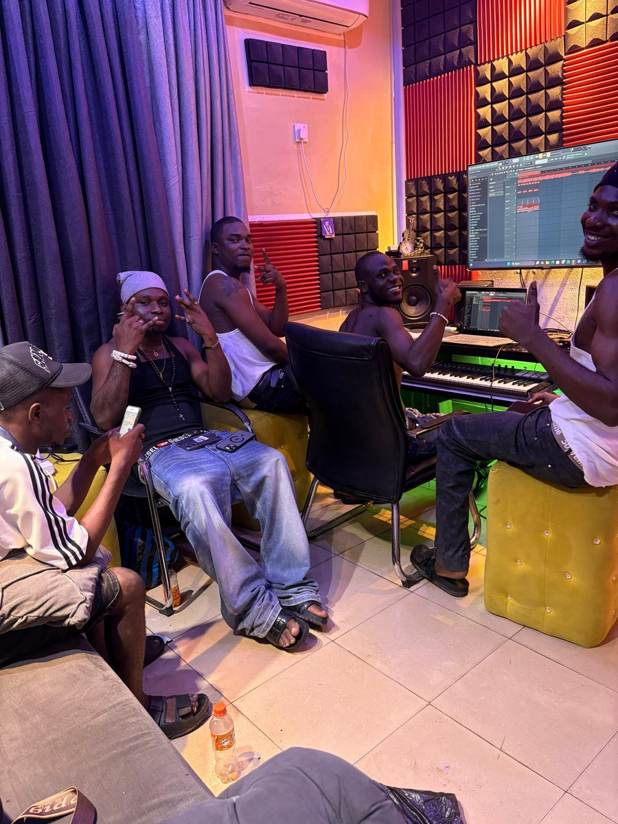 Vaciousrecords's tweet photo. @Somi @Og Classiq @Vacious
In Tha Kitchen 🎹🥁🎙️ https://t.co/pq27YkLae5