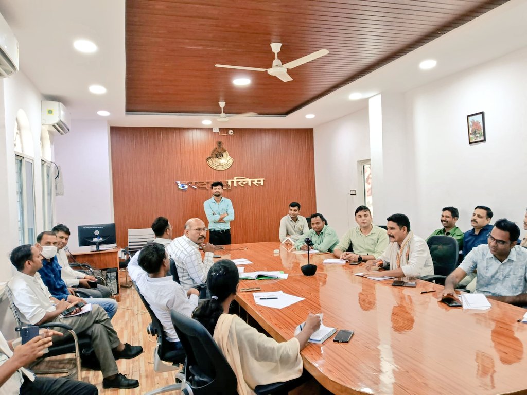 collectorharda's tweet image. कलेक्टर श्री सिद्धार्थ जैन व पुलिस अधीक्षक श्री शशांक के निर्देशानुसार आज पुलिस अधिकारियों हेतु #eOffice प्रणाली का विशेष प्रशिक्षण आयोजित किया गया। इसका उद्देश्य विभागीय कार्यों में पारदर्शिता लाना और उन्हें डिजिटल रूप से सुगम बनाना है। 🖥️⚖️ #DigitalIndia #Training #Harda #हरदा