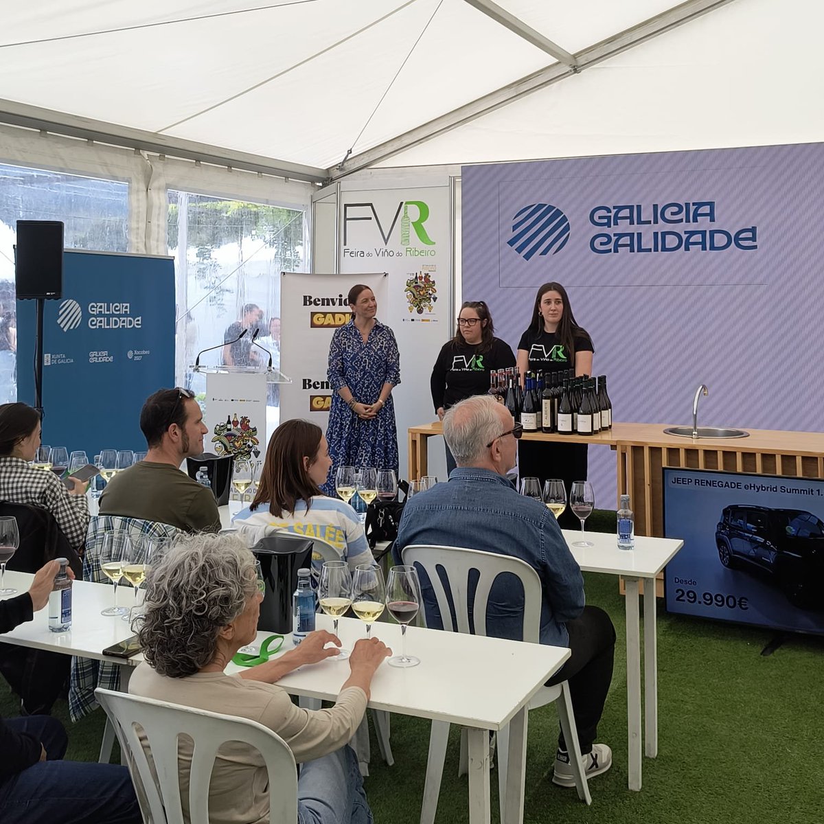 GaliciaCalidade's tweet photo. 63ª Feira do Viño do Ribeiro 🍷

📍#Ribadavia

🔹 A xerente de #GaliciaCalidade, @anamendezgil, participou na inauguración desta 63ª edición, celebrada o pasado 1 de maio, reafirmando o compromiso coa calidade e co sector vitivinícola galego.

@Turgalicia | #feiradoviñodoribeiro https://t.co/9fgZshi9AM