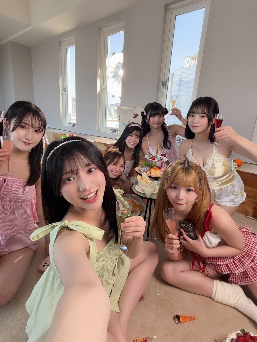初めて！#Mooove!のフォトブックの販売が決定しました👏👏　
7人のメンバーで、最初で最後のフォトブック！
チームに分けてのペア撮影なども見所❗️

そして、なんと、ゆめめの初めての！
『ソロデジタル写真集』も販売決定😭😭

会えるイベントもありますっ！
ゆめめの柔らかい表情や見た事ないお顔