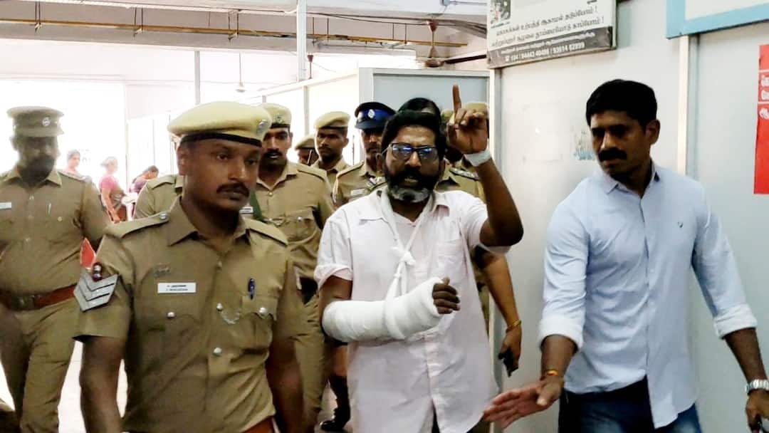 Indhuchoodan3's tweet photo. ஆதரவு கொடுத்த காரணத்துக்காக....  அதுவும் ட்விட்டர்ல @SavukkuOfficial ‌ க்கு ஆதரவு கொடுத்த ஒரே காரணத்துக்காக பெண்களையும் அவர்கள் குடும்பத்தினரையும் கூட காவலர்களை வைத்து மிரட்டியது திமுக. 

மக்கள் எல்லாத்தையும் பாத்துட்டு தான் இருந்தாங்க... https://t.co/LVE0Xl6IoF