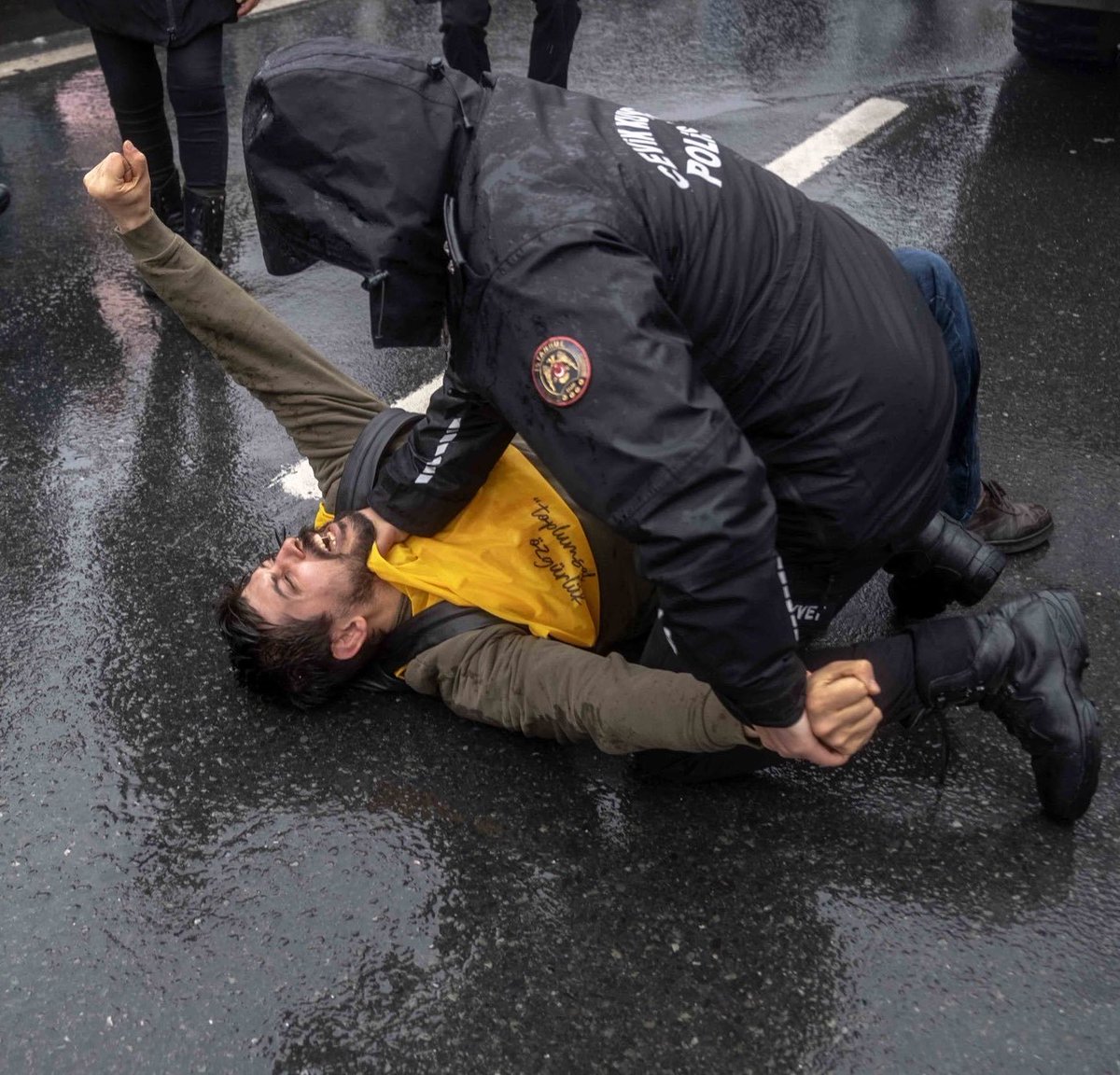 caydanbirey's tweet photo. z kuşağı seks yapmak yerine örgütlü mücadeleyi tercih ediyor https://t.co/M0OHbctplO