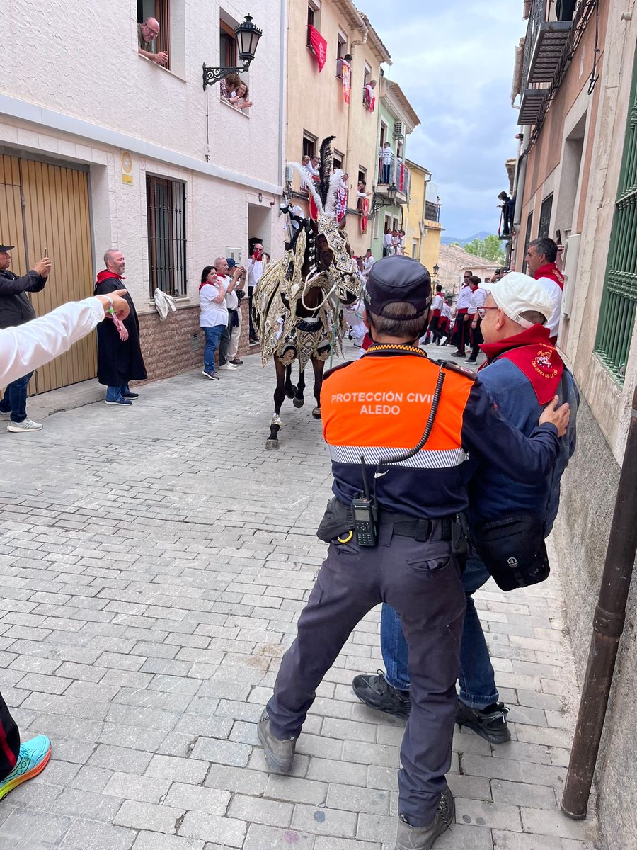 PCALEDO112's tweet photo. 🔶Este pasado fin de semana hemos dado comienzo al mes de mayo colaborando con distintas agrupaciones en varios servicios preventivos en sus municipios;

🔸 Protección Civil Pliego, en la carrera por montaña “XI Ruta y Trail Benéfico Portichuelo”.
⛰️🏃🏻 https://t.co/LDD40CmZCf