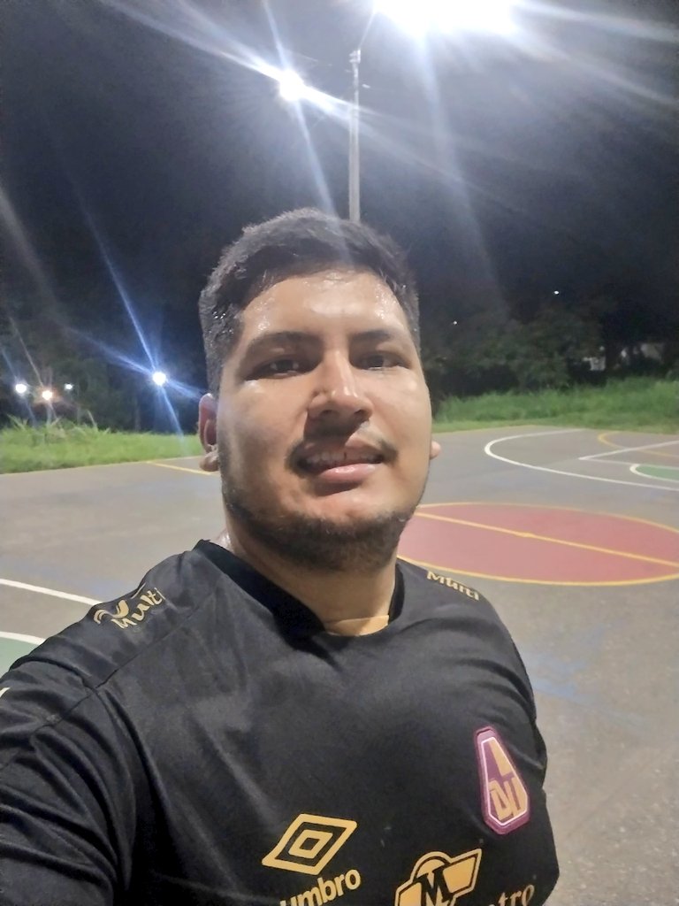 Sergioialatam's tweet image. Buenas feliz inicio de semana para todos, hagan deporte y entrenen baloncesto #TeamNocturna #Selfie. 👊🏼