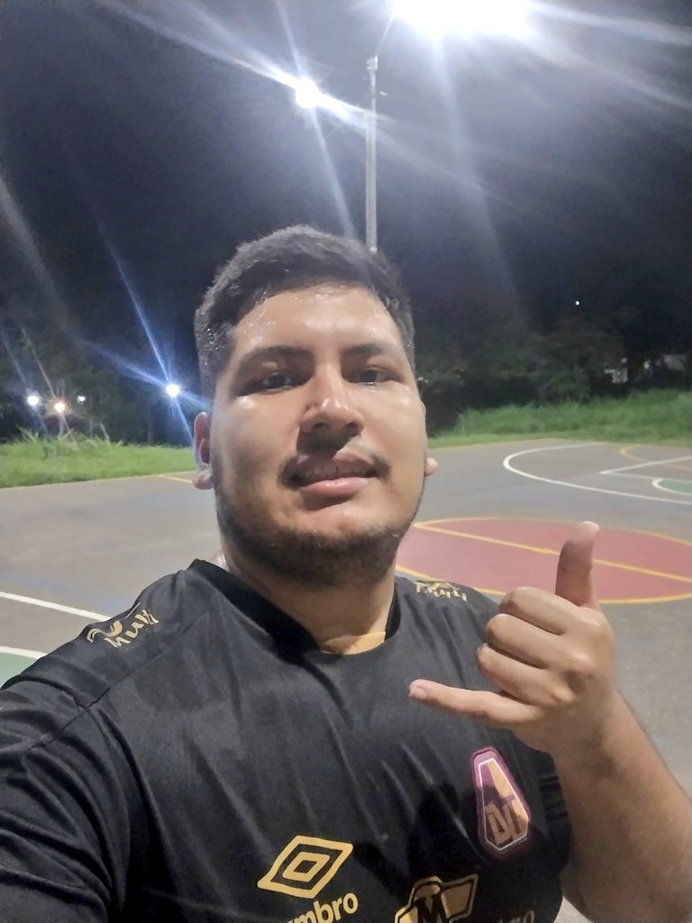 Sergioialatam's tweet image. Buenas feliz inicio de semana para todos, hagan deporte y entrenen baloncesto #TeamNocturna #Selfie. 👊🏼