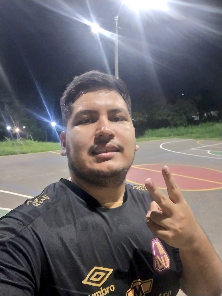 Sergioialatam's tweet image. Buenas feliz inicio de semana para todos, hagan deporte y entrenen baloncesto #TeamNocturna #Selfie. 👊🏼