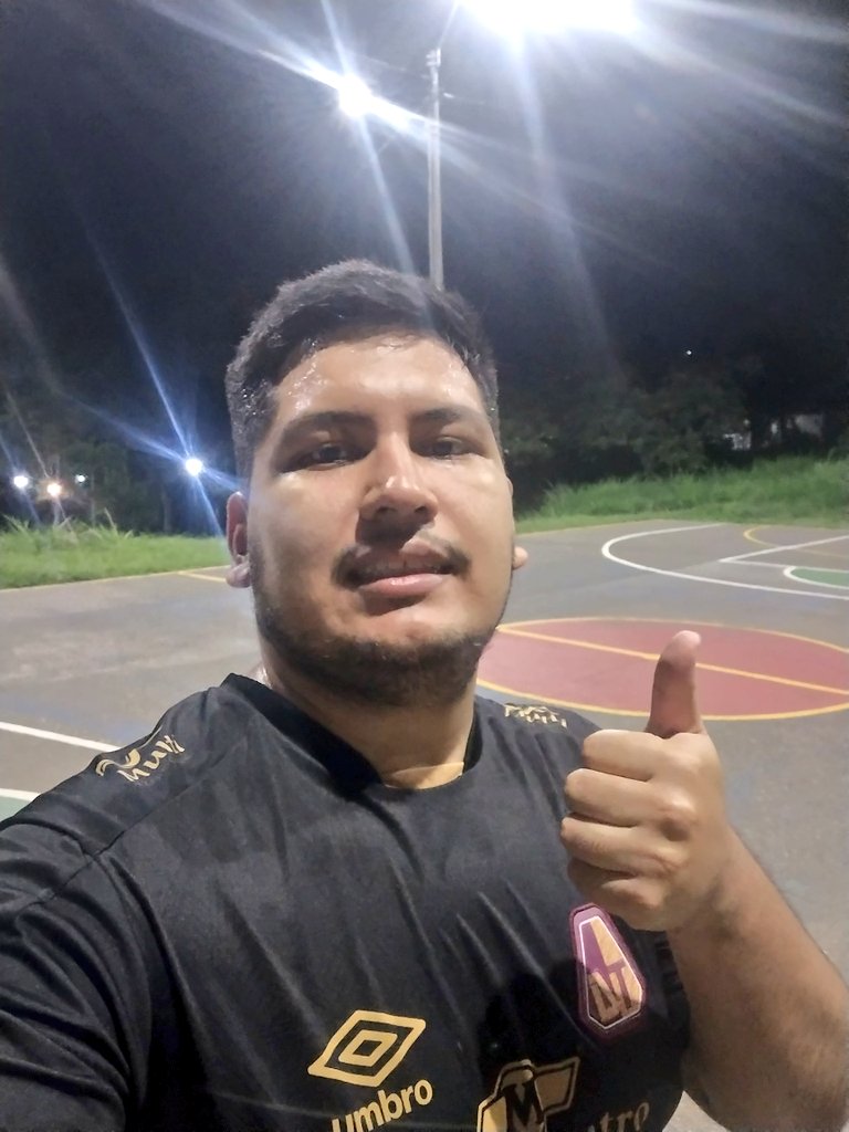 Sergioialatam's tweet image. Buenas feliz inicio de semana para todos, hagan deporte y entrenen baloncesto #TeamNocturna #Selfie. 👊🏼
