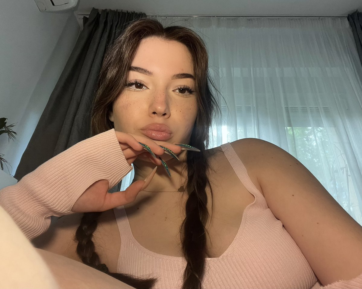 Mia tweet media