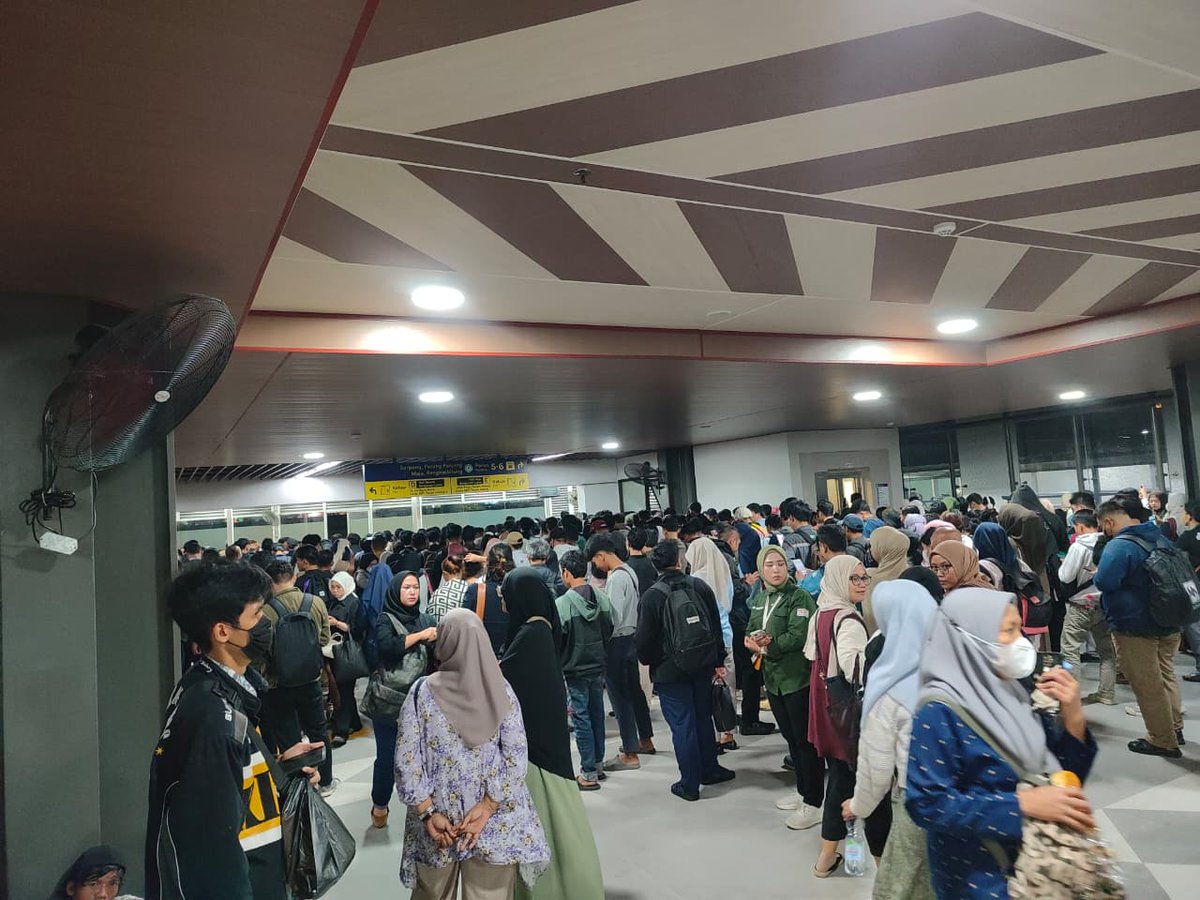 hariankompas's tweet image. Kondisi Stasiun Tanah Abang pukul 19.35.
Terjadi penumpukkan penumpang imbas gangguan perjalanan KRL rute green line. 

Baca beritanya di sini: kompas.id/artikel/ganggu… 

📸Richard Leonardy

#GangguanKRL #GreenLine #Metropolitan #AdadiKompas