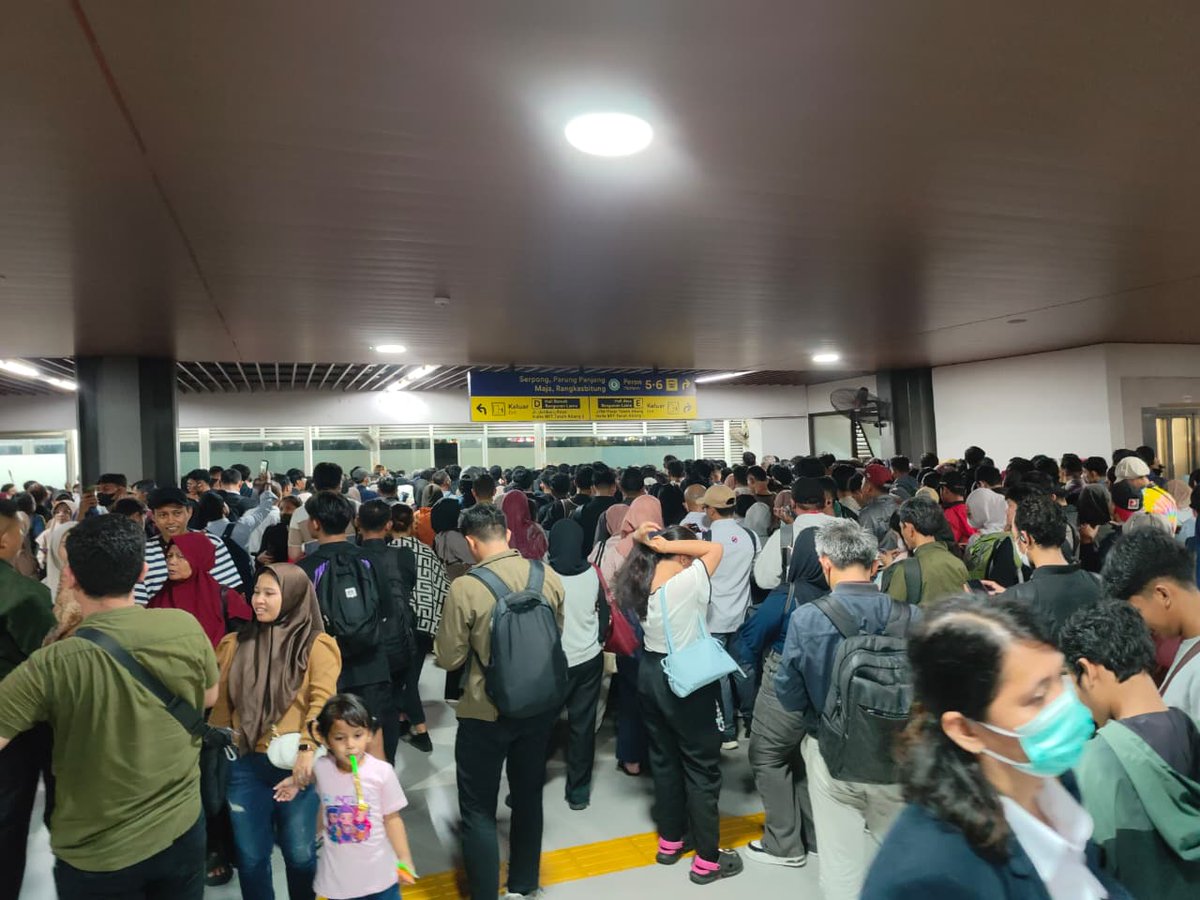 hariankompas's tweet image. Kondisi Stasiun Tanah Abang pukul 19.35.
Terjadi penumpukkan penumpang imbas gangguan perjalanan KRL rute green line. 

Baca beritanya di sini: kompas.id/artikel/ganggu… 

📸Richard Leonardy

#GangguanKRL #GreenLine #Metropolitan #AdadiKompas