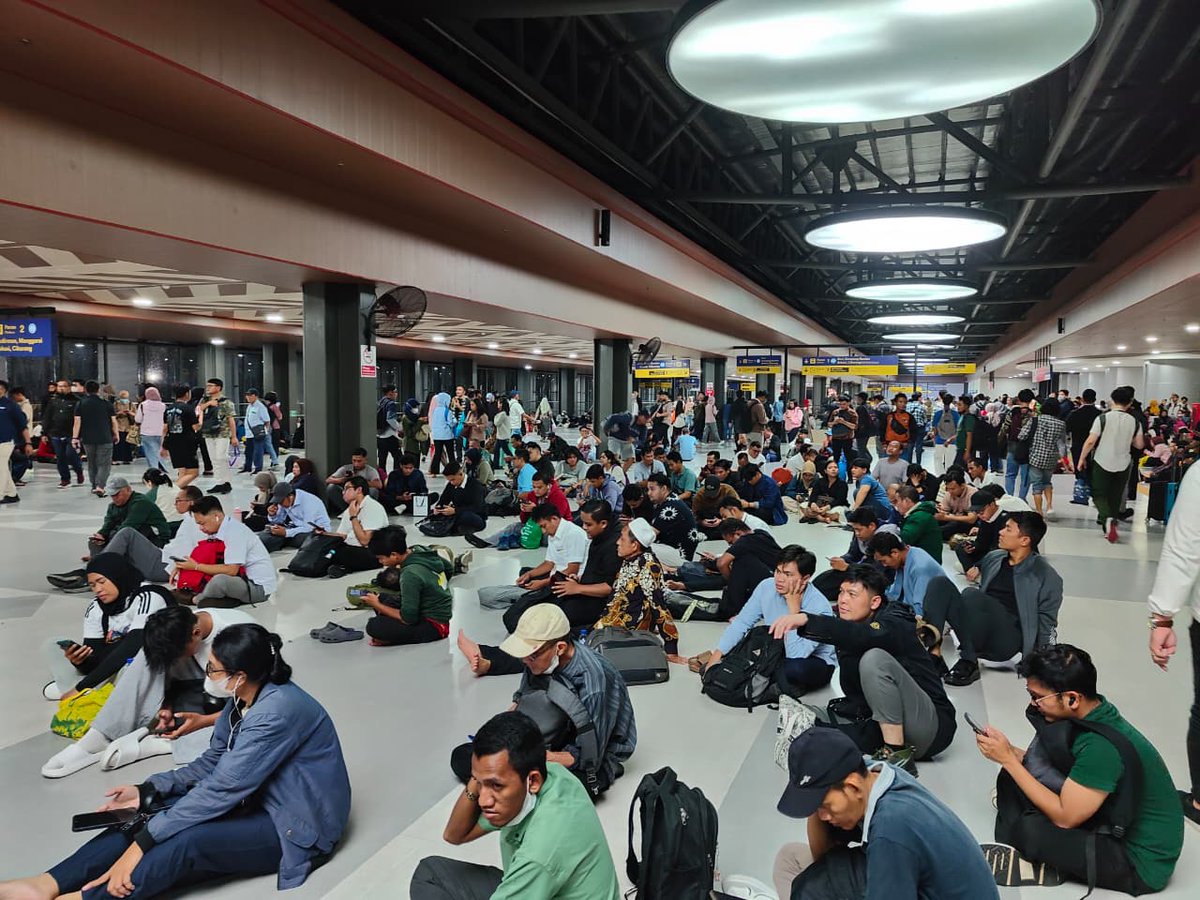 hariankompas's tweet image. Kondisi Stasiun Tanah Abang pukul 19.35.
Terjadi penumpukkan penumpang imbas gangguan perjalanan KRL rute green line. 

Baca beritanya di sini: kompas.id/artikel/ganggu… 

📸Richard Leonardy

#GangguanKRL #GreenLine #Metropolitan #AdadiKompas
