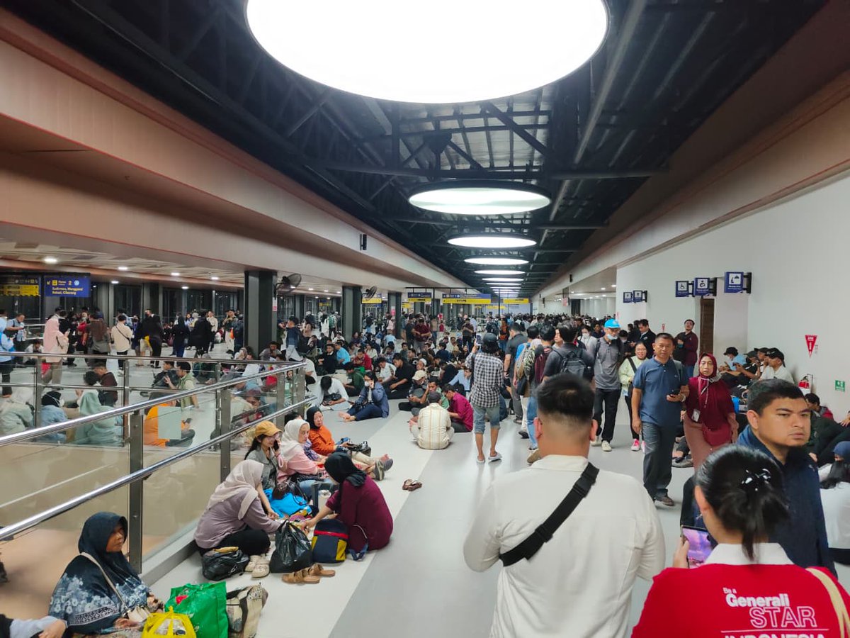 hariankompas's tweet image. Kondisi Stasiun Tanah Abang pukul 19.35.
Terjadi penumpukkan penumpang imbas gangguan perjalanan KRL rute green line. 

Baca beritanya di sini: kompas.id/artikel/ganggu… 

📸Richard Leonardy

#GangguanKRL #GreenLine #Metropolitan #AdadiKompas