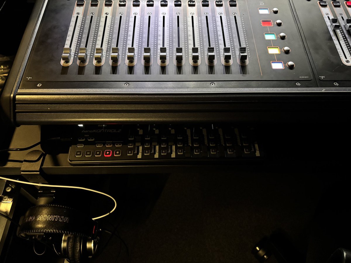KF_1978's tweet image. Liveを覚えたての頃に購入したKORG nanoKONTROL2。
久しぶりに引っ張り出して、使ってみようと思い、ケースを購入。
卓の下に置いてポン出し❗️
ってか、nanoなだけに、GOボタン（全部のボタン）が小さい💦
#Ableton 
#live9 
#korg 
#nanoKONTROL2 
#ポン出し