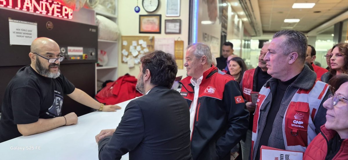 mulayimdemirtas's tweet photo. Genel Başkanımızın başlattığı saha çalışmaları kapsamında, kadın kollarımız, gençlik kollarımız ve örgütümüzle birlikte Adnan Kahveci Mahallemizde vatandaşlarımızla bir araya geldik.

Parti Meclisi Üyemiz Baran Seyhan’ın katılımıyla gerçekleştirdiğimiz bu çalışmada, örgütlü gücümüzle sahadaydık.

Sokakta, pazarda, mahallede halkımızın gündemini dinledik. Ekonomik zorlukları, artan yoksulluğu ve adalet arayışını bir kez daha sahada, doğrudan yurttaşlarımızdan dinledik.

Bizler halkın içindeyiz, halkla birlikteyiz.
Bu ülkeye adaleti, eşitliği ve refahı birlikte getireceğiz.