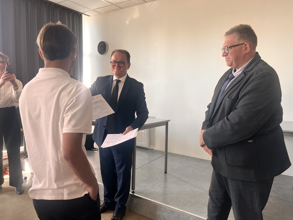 dsden28's tweet photo. #Educfi un dispositif pédagogique qui sensibilise les élèves aux enjeux de l’éducation budgétaire et financière et initie les futurs citoyens à savoir bien gérer leurs finances. Remise des diplômes au lycée Remi Belleau avec la Banque de France,notre partenaire.
@ac_orleanstours https://t.co/MxEzoVEHGE
