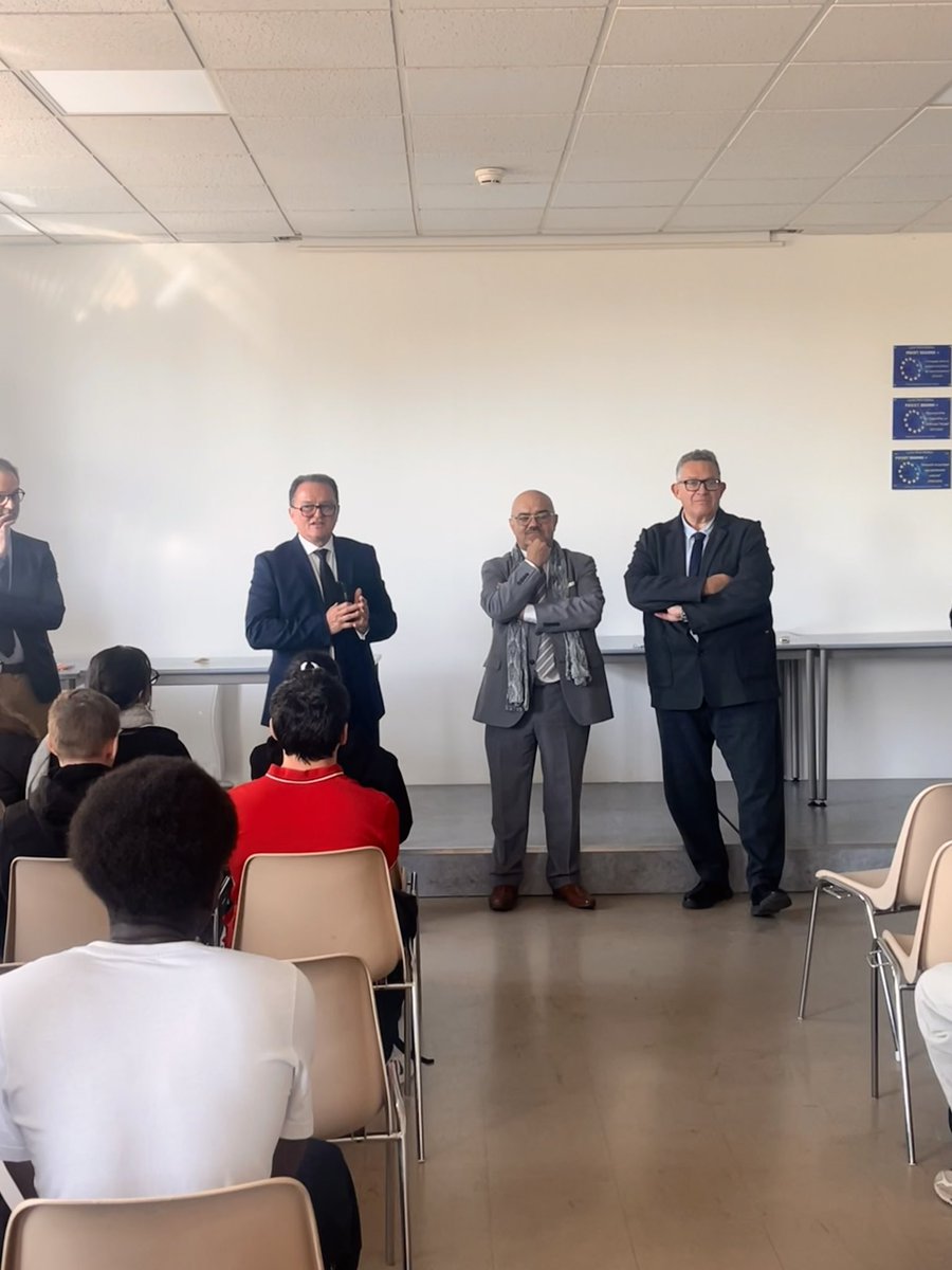 dsden28's tweet photo. #Educfi un dispositif pédagogique qui sensibilise les élèves aux enjeux de l’éducation budgétaire et financière et initie les futurs citoyens à savoir bien gérer leurs finances. Remise des diplômes au lycée Remi Belleau avec la Banque de France,notre partenaire.
@ac_orleanstours https://t.co/MxEzoVEHGE