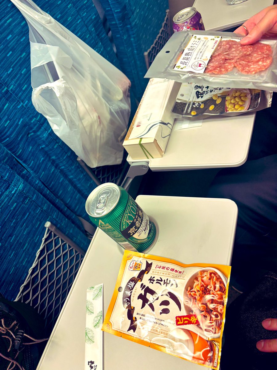 d_katamountain's tweet photo. さくちゃんのバイオリンめちゃくちゃ素敵なのでぜひアーカイブ見てください！
エディヴルガール、新曲、グラトニーのバイオリン特に最高です！
コーラスも最高です🍻
また京都に行きます！
https://t.co/7C5LcRLCwY https://t.co/4dS2DwDf2L