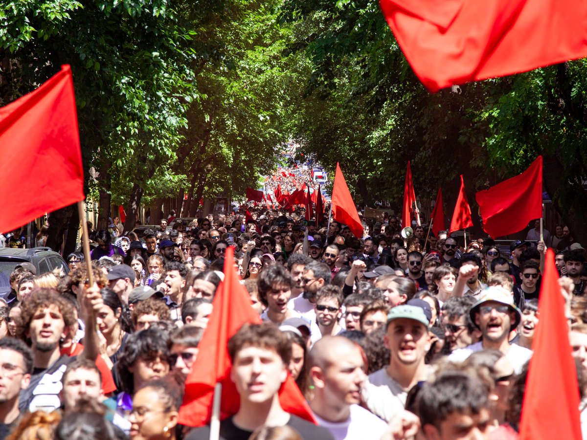Un movimiento revolucionario sacando a miles de jóvenes a las calles, silenciado a nivel mediático por medios "progresistas" mientras no paran de dar cobertura a nazis

Más allá del cálculo electoral temen más a quien cuestiona la sociedad de clases, que a quien sólo la refuerza